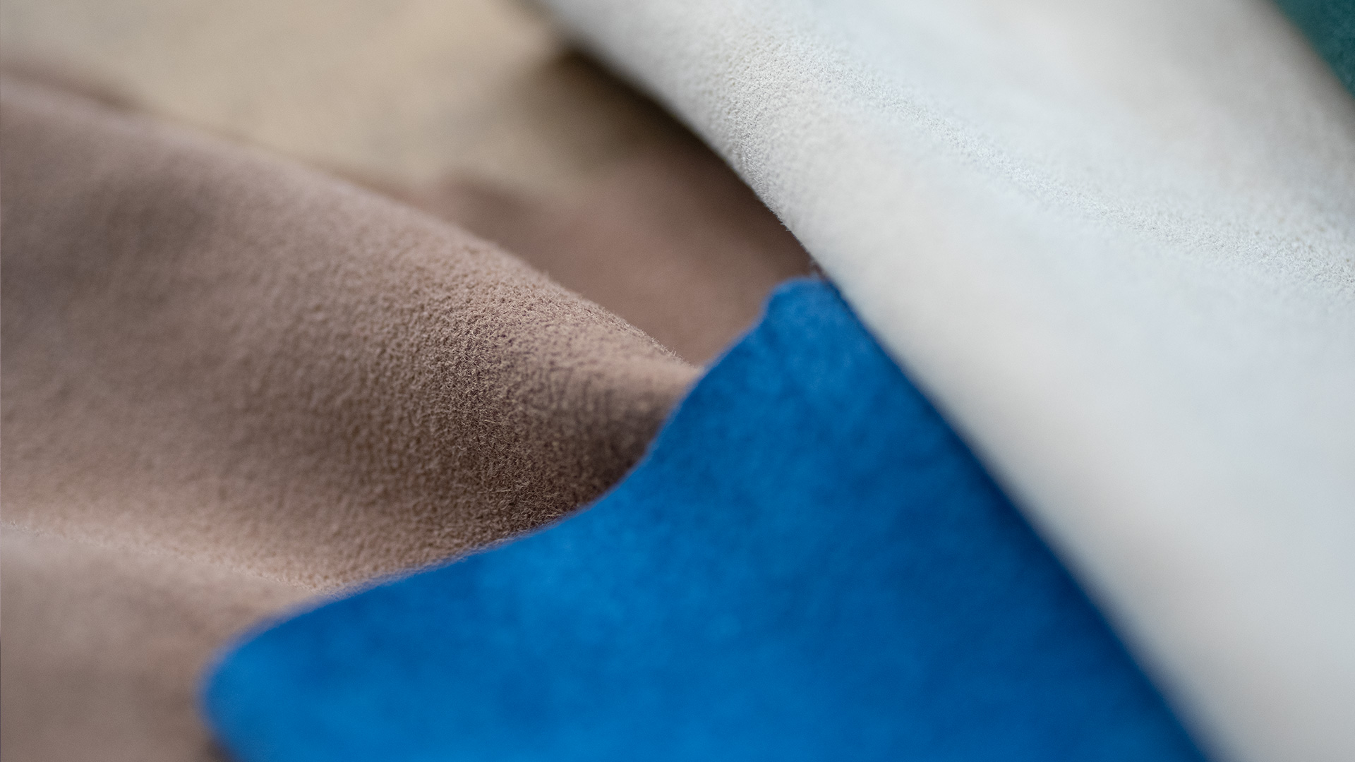 Hochwertige Lederstoffe in Braun, Blau und Weiß.
