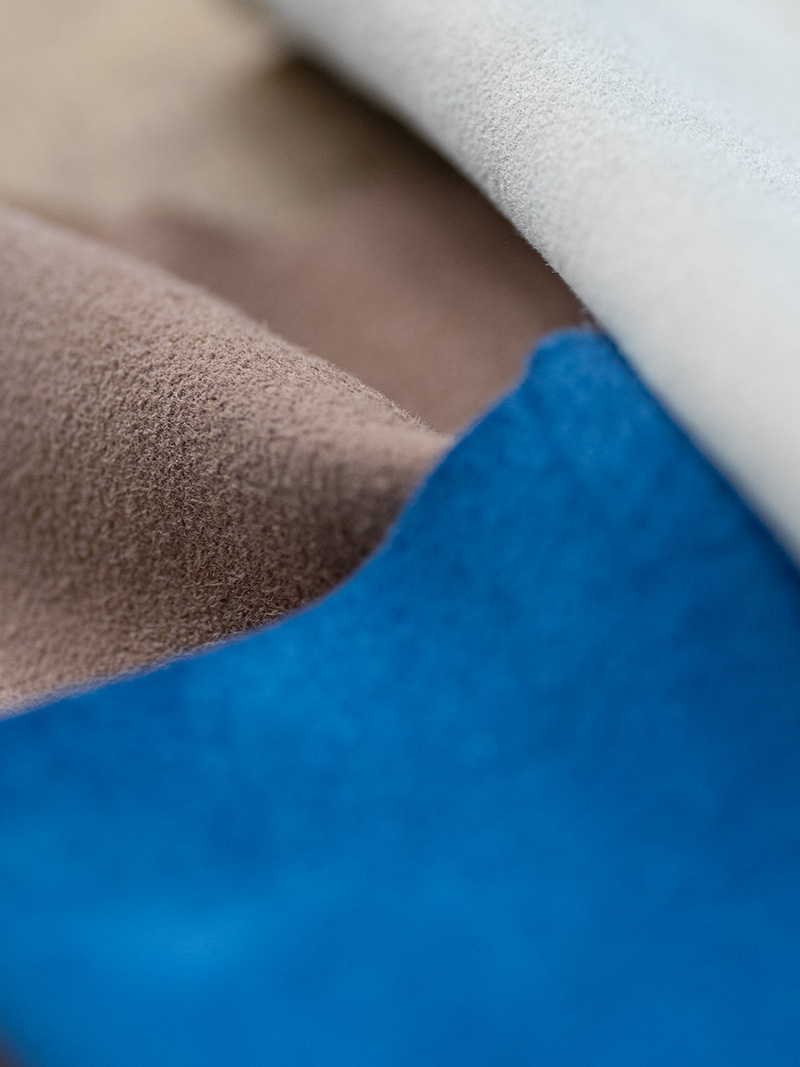 Hochwertige Lederstoffe in Braun, Blau und Weiß.