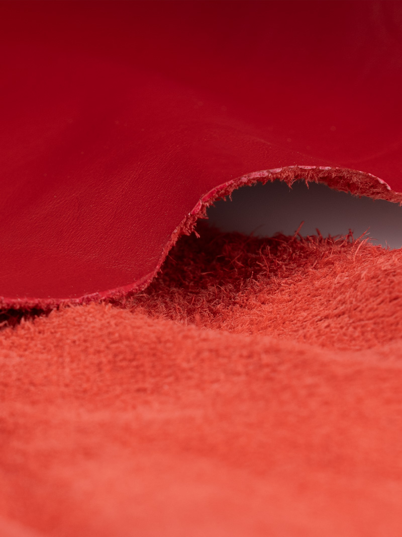 Hochwertige Lederstoffe in Rot.