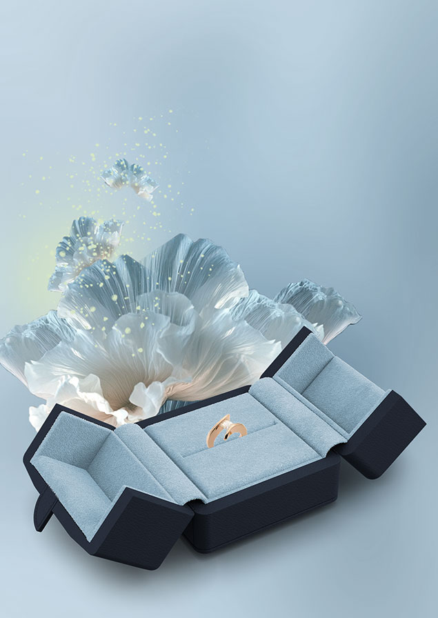 Petit étui à bagues ouvert en bleu foncé avec un cuir intérieur bleu clair contenant une bague en or.