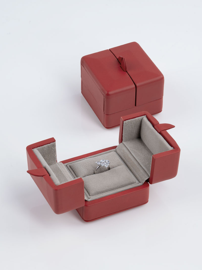 Fleur de Luxe Echtleder Ringetui mit Ringbäckchen in Lipstick Red geöffnet, dahinter ein geschlossenes Etui