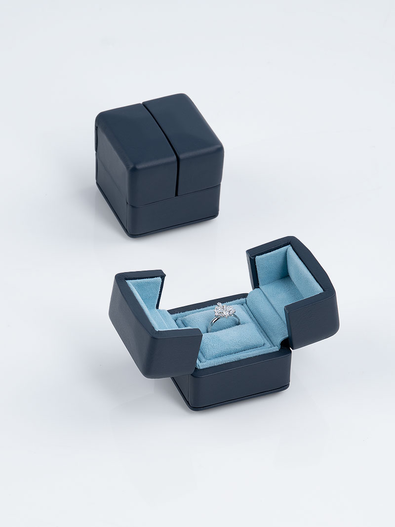 Fleur de Luxe Ringetui klein mit Ringbäckchen in Indigo-Ciel geöffnet, dahinter ein geschlossenes Etui