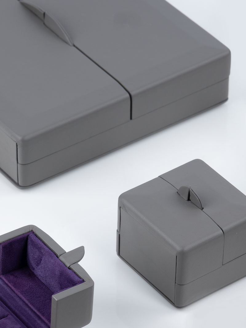 Detail eines Fleur de Luxe Collier-Etuis und Ring-Etuis grau geschlossen und Detailansicht der Innenaustattung in Violett
