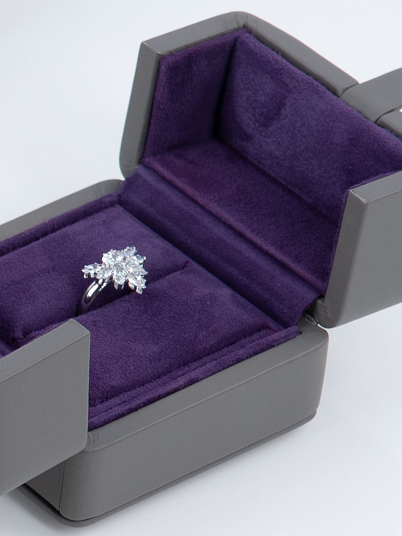 Detail eines geöffneten Fleur de Luxe Ringetuis außen Echtleder Grau, innen Velourleder violett