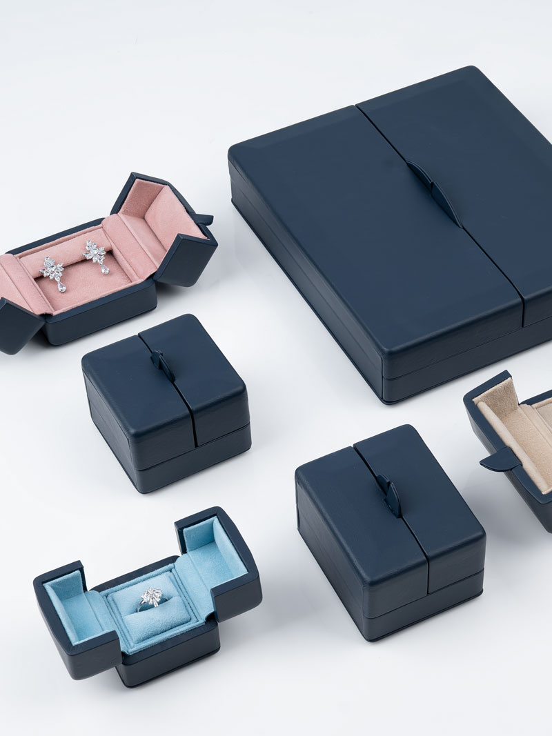 Etuiserie Fleur de Luxe in verschiedenen Farbkombinationen, Außenfarbe Echtleder Indigo