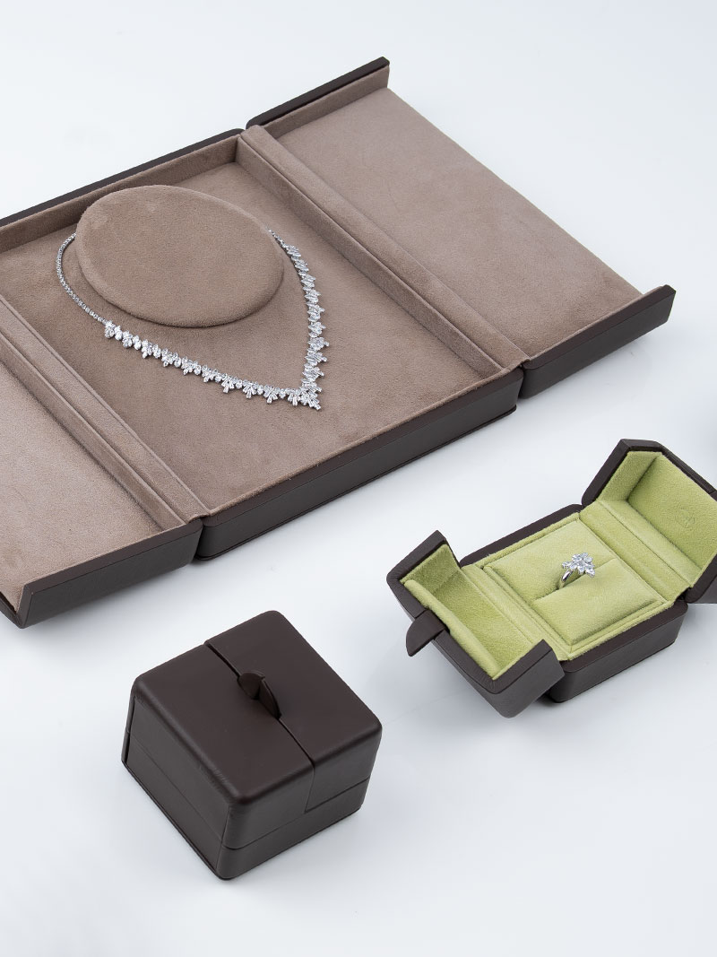 Fleur de Luxe Collieretui und Ringetuis geöffnet in verschiedenen Farben in den Farben Terra-tabacco und Terra-pistache